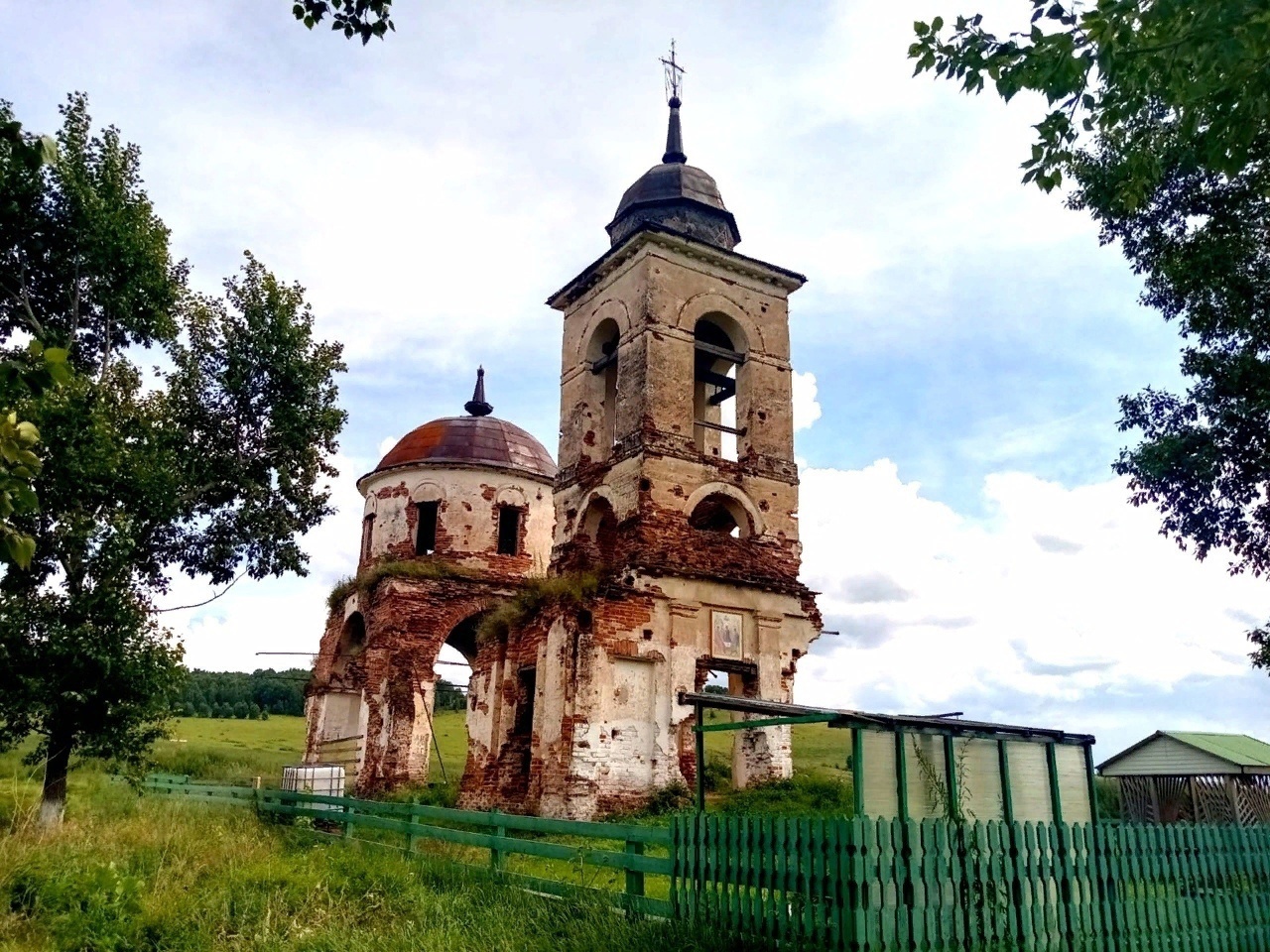 Церковь св. Троицы в селе Бараит.